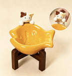 Schräge Katzenschale aus Keramik mit Glückskatzenfigur, Schnurrhaarrelief, Nackenschutz, fischförmige Futter- und Wasserschale für Katzen