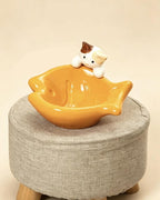 Schräge Katzenschale aus Keramik mit Glückskatzenfigur, Schnurrhaarrelief, Nackenschutz, fischförmige Futter- und Wasserschale für Katzen
