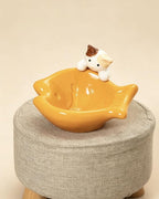 Schräge Katzenschale aus Keramik mit Glückskatzenfigur, Schnurrhaarrelief, Nackenschutz, fischförmige Futter- und Wasserschale für Katzen