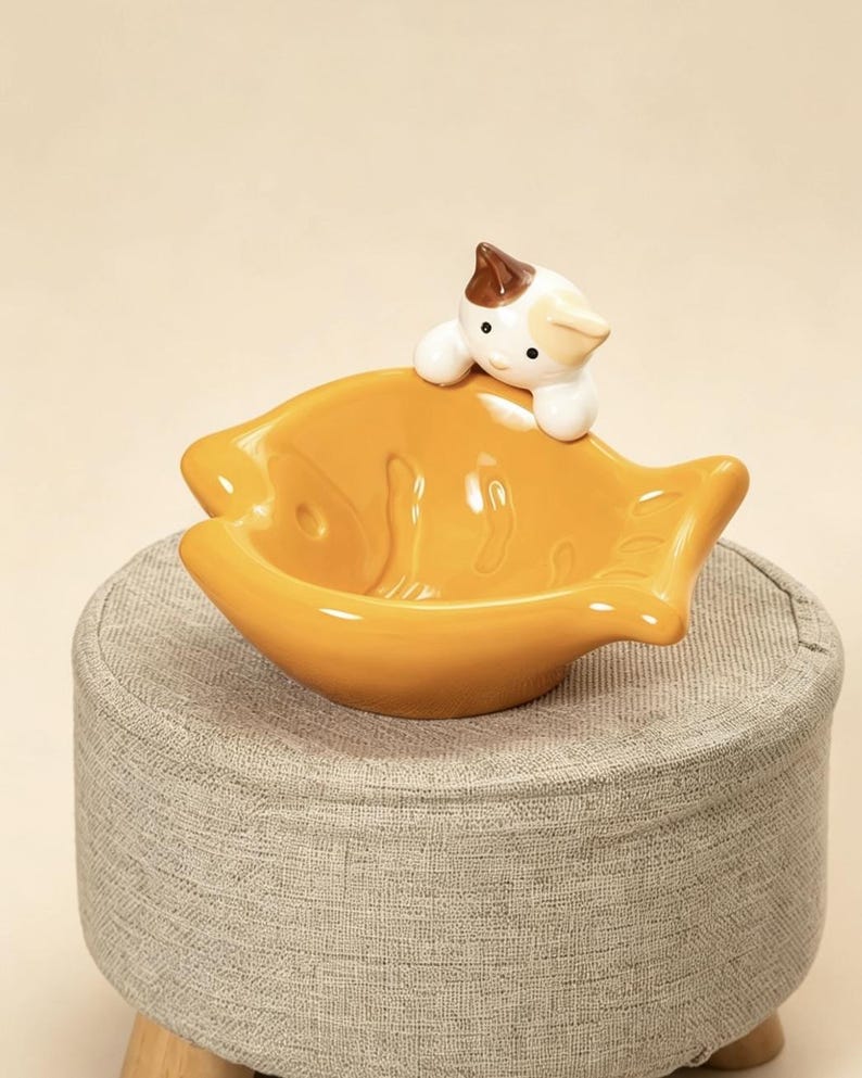Schräge Katzenschale aus Keramik mit Glückskatzenfigur, Schnurrhaarrelief, Nackenschutz, fischförmige Futter- und Wasserschale für Katzen